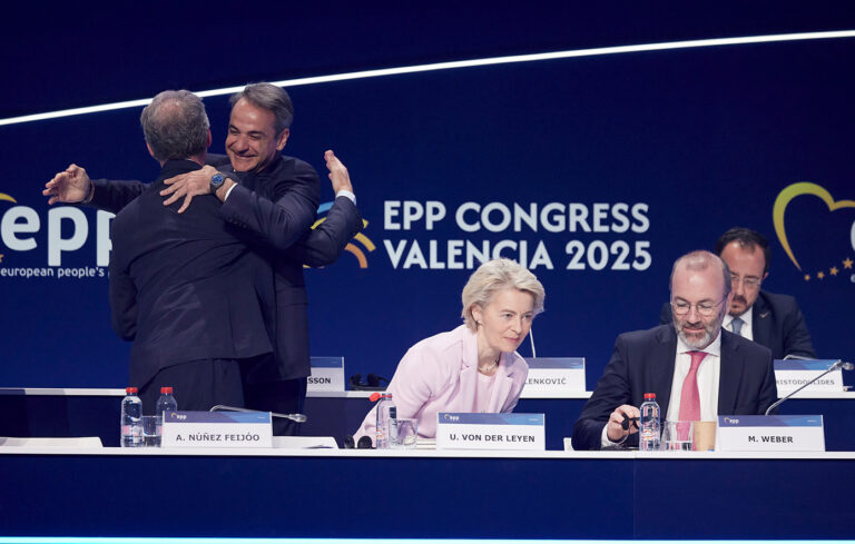 Συναντήσεις-κλειδί Μητσοτάκη στο παρασκήνιο του συνεδρίου του ΕΛΚ – Τι αποκαλύφθηκε