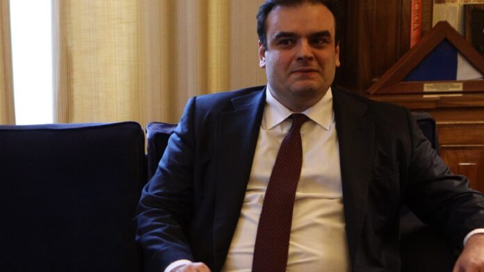 Πιερρακάκης: «Οικοδομούμε μία οικονομία σε στέρεες βάσεις και αυτό μας επιτρέπει να θωρακίζουμε το εισόδημα των πολιτών»