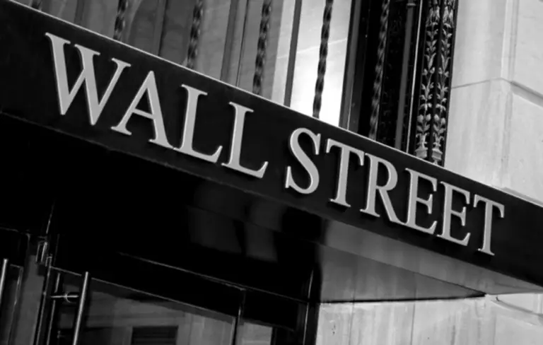 Στο κόκκινο η Γουόλ Στριτ και τα ευρωπαϊκά Χρηματιστήρια λόγω μείωσης του ΑΕΠ – Ο Τραμπ επιρρίπτει ευθύνες στον Μπάιντεν