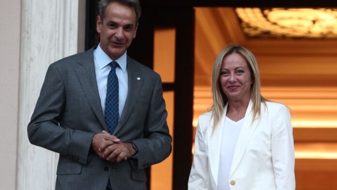 Στη Ρώμη προσγειώνεται σήμερα ο πρωθυπουργός – Τι επιδιώκει η Αθήνα από τη συνάντηση Μητσοτάκη