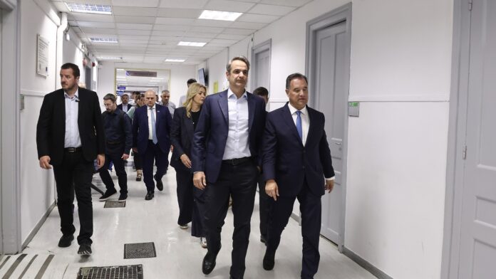 Κυριάκος Μητσοτάκης και Άδωνις Γεωργιάδης επισκέφθηκαν τον «Ευαγγελισμό» – Αποκαλύφθηκε το νέο «βραχιολάκι» στα Επείγοντα