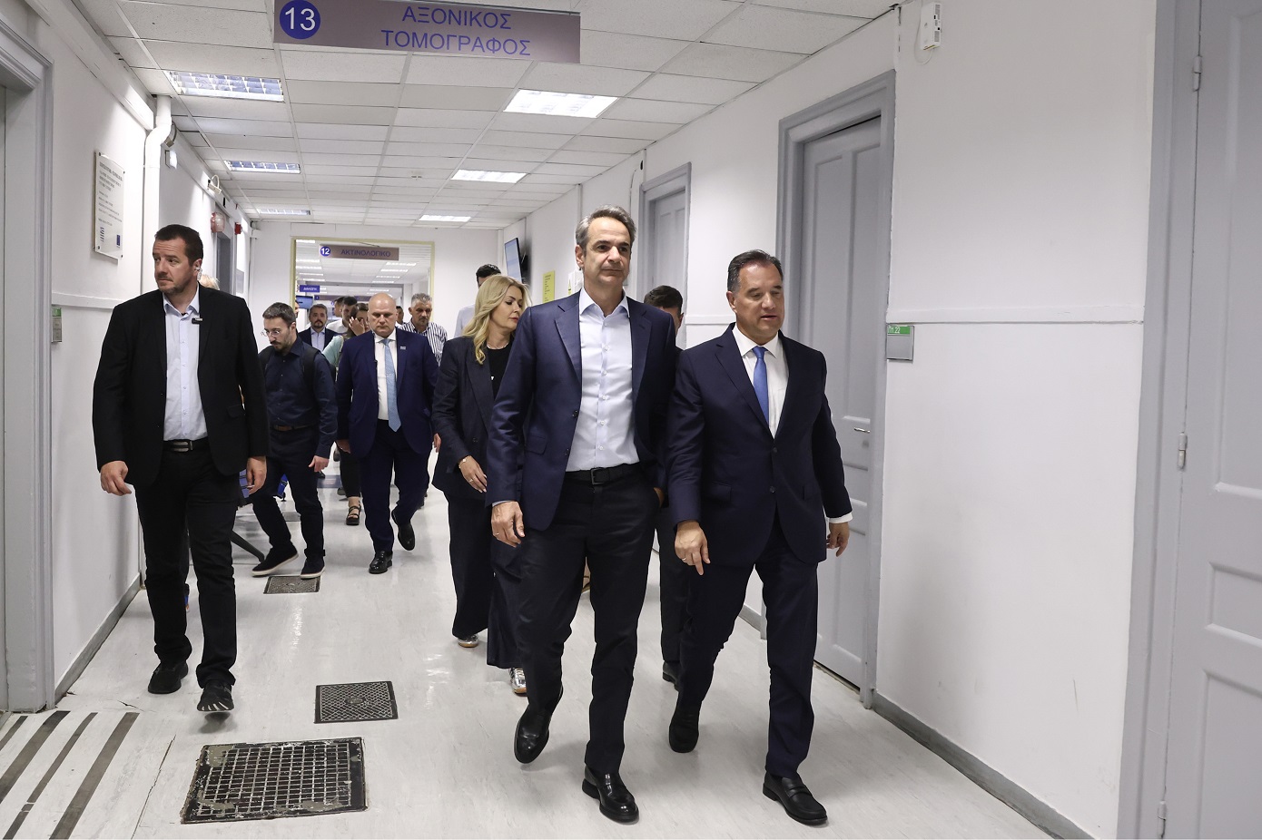 Κυριάκος Μητσοτάκης και Άδωνις Γεωργιάδης επισκέφθηκαν τον «Ευαγγελισμό» – Αποκαλύφθηκε το νέο «βραχιολάκι» στα Επείγοντα