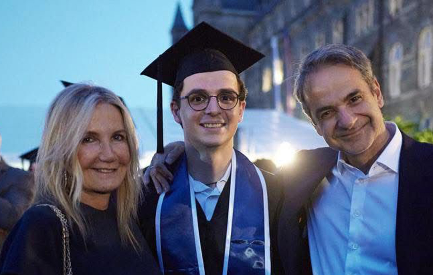 Στην αποφοίτηση του γιου τους, Κωνσταντίνου, ο πρωθυπουργός και η σύζυγός του λάμπουν από χαρά