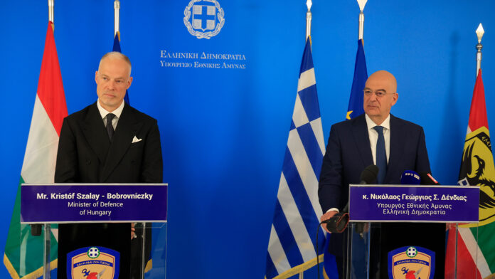 Η εμβάθυνση της αμυντικής συνεργασίας Ελλάδας – Ουγγαρίας στο επίκεντρο της συνάντησης Δένδια με τον Ούγγρο ομόλογό του