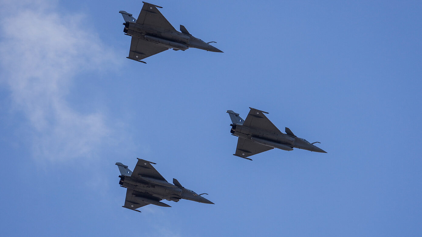 «Απόρρητοι» οι κωδικοί των Rafale: Τι σημαίνει για την Ελλάδα η άρνηση της Γαλλίας να παραδώσει τα «κλειδιά» των μαχητικών στην Ινδία