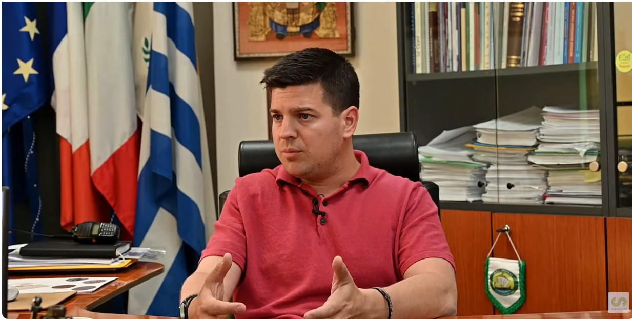 Δήμος Σαρωνικού-Παπαχρήστου: «Χαρίσαμε νέα πνοή στην ιστορική πλατεία Καλυβίων»