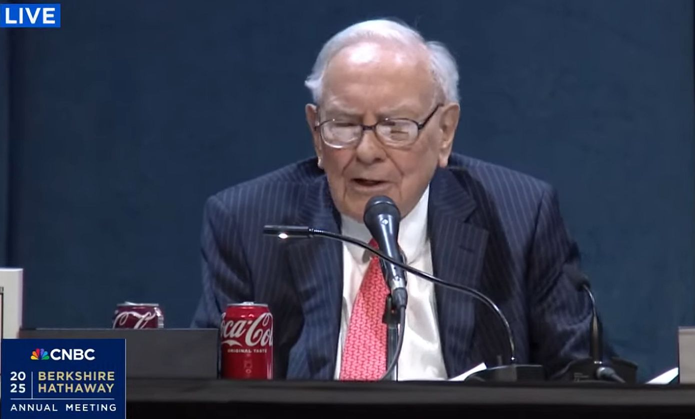 Γουόρεν Μπάφετ: Εγκαταλείπει το τιμόνι της Berkshire – Ποιος θα κληρονομήσει την αυτοκρατορία