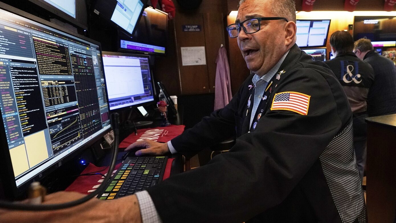 Η Wall Street εκτινάχθηκε μετά την κρίσιμη συνάντηση Τραμπ – Πάουελ
