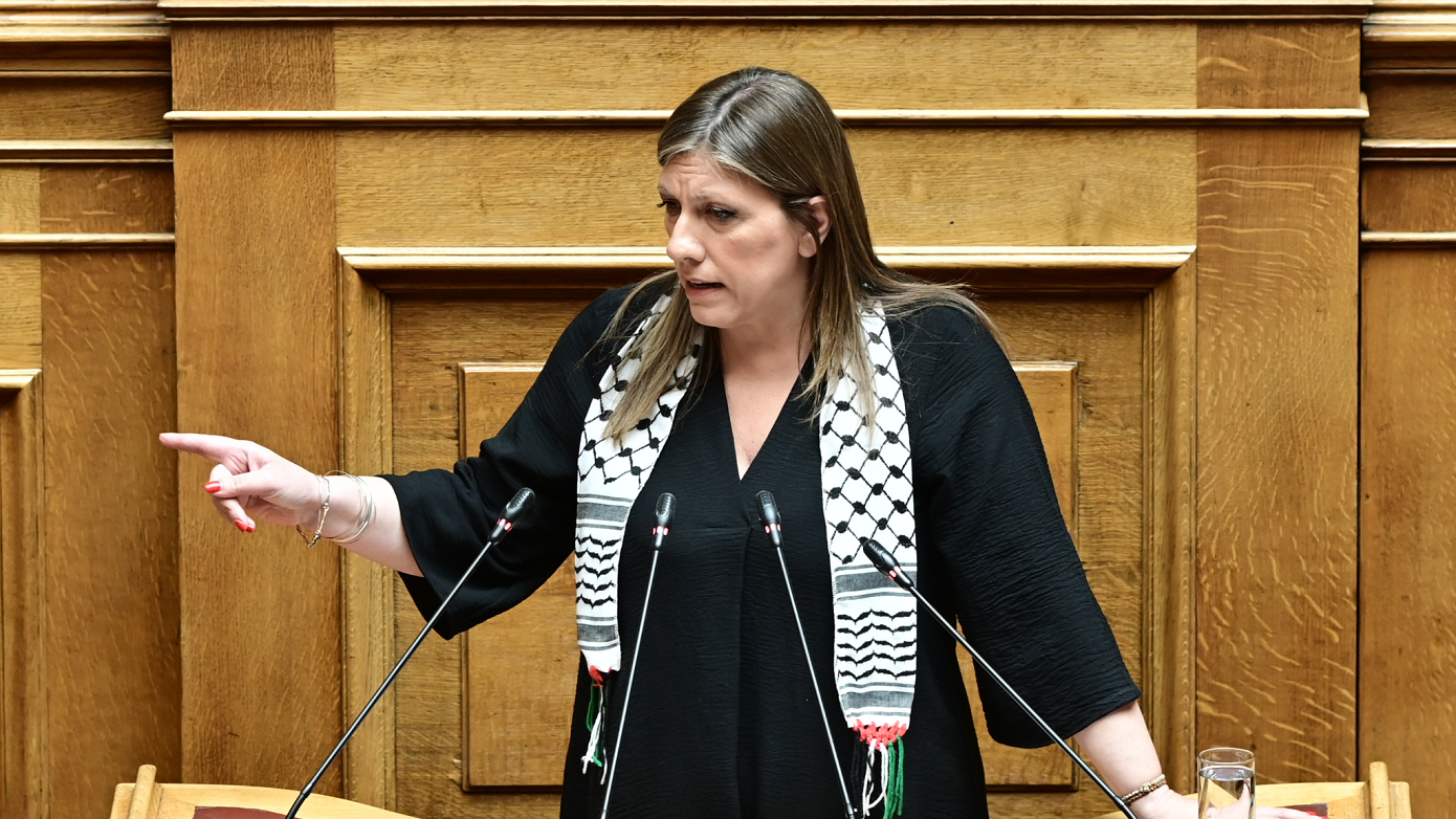 Η Ζωή Κωνσταντοπούλου εμφανίστηκε στη Βουλή με παλαιστινιακή κεφαλομαντίλα