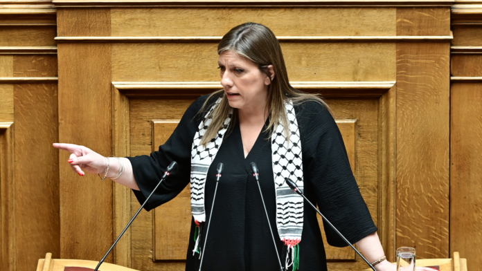 Η Ζωή Κωνσταντοπούλου εμφανίστηκε στη Βουλή με παλαιστινιακή κεφαλομαντίλα
