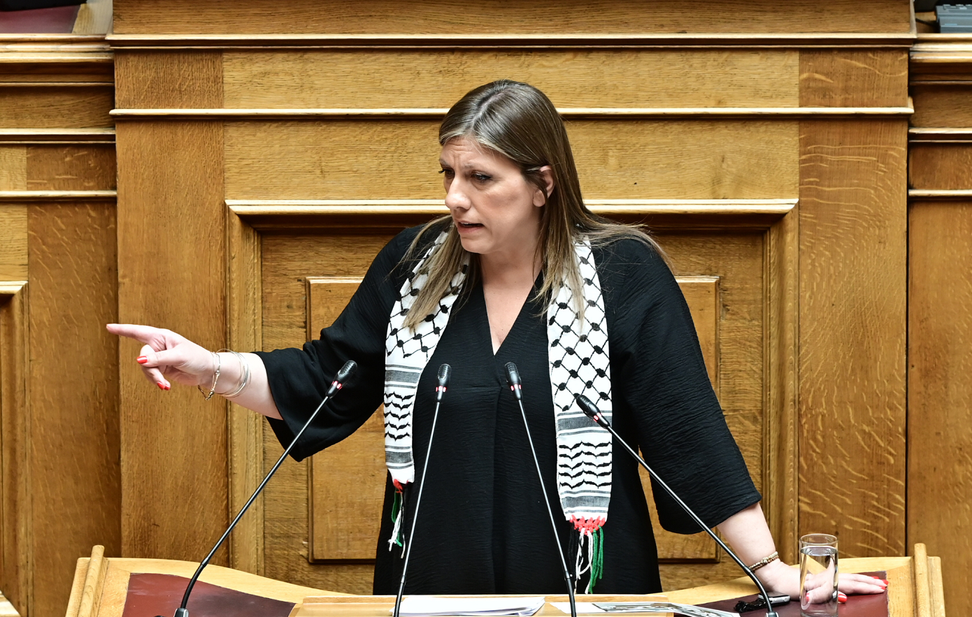 Η Ζωή Κωνσταντοπούλου εμφανίστηκε στη Βουλή με παλαιστινιακή κεφαλομαντίλα