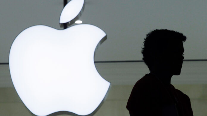 Η Apple “αγωνιά” για τους δασμούς του Τραμπ: Απειλείται με ζημιά 900 εκατομμυρίων δολαρίων