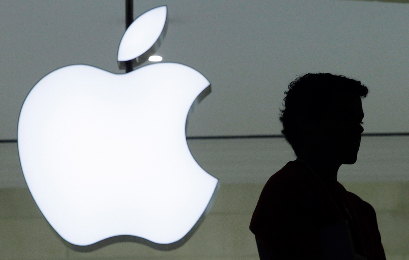Η Apple “αγωνιά” για τους δασμούς του Τραμπ: Απειλείται με ζημιά 900 εκατομμυρίων δολαρίων