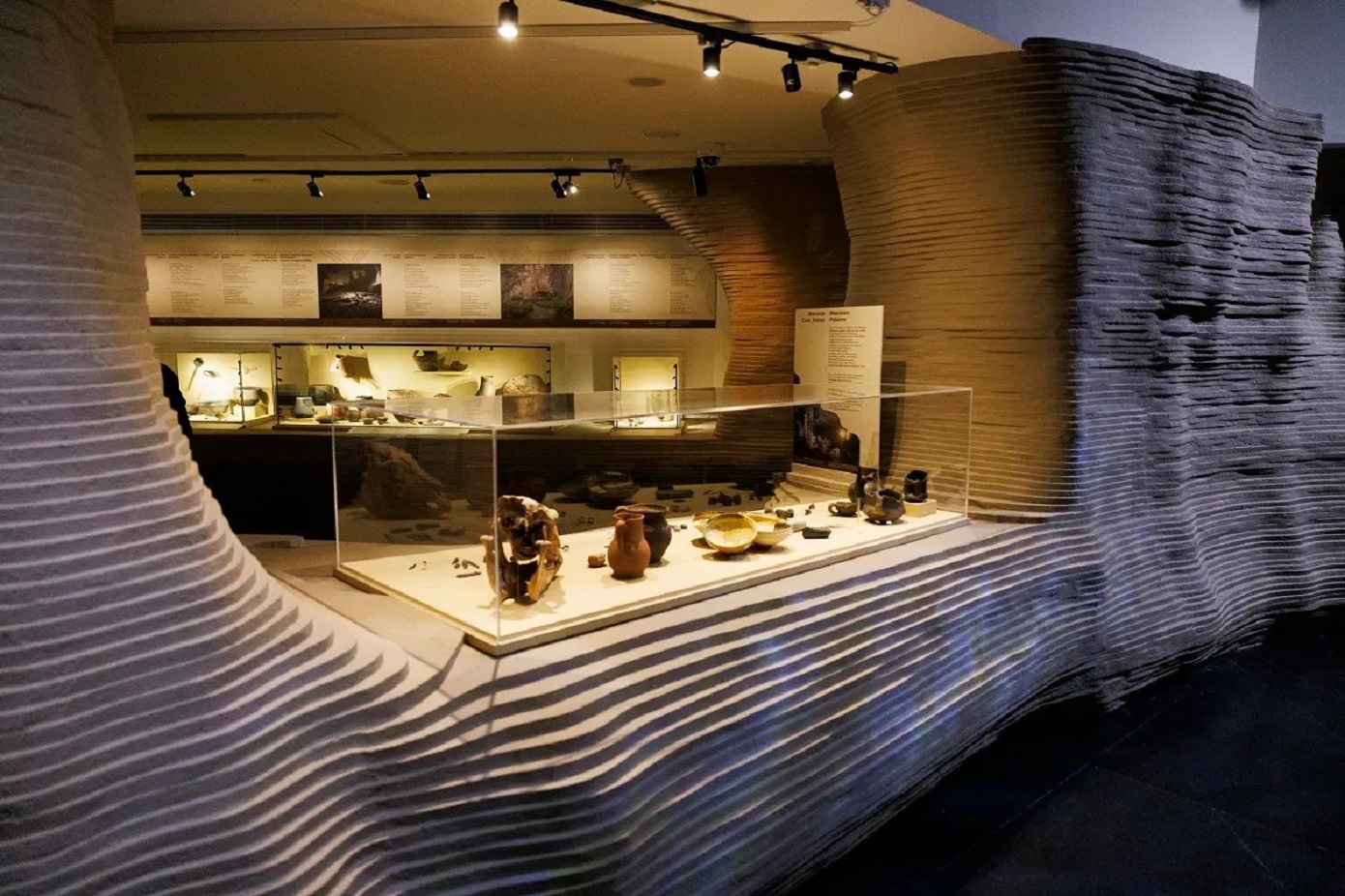 Η Λίνα Μενδώνη εγκαινίασε την έκθεση του Αρχαιολογικού Μουσείου Θεσσαλονίκης «Στη σπηλιά: Ιστορίες από το σκοτάδι στο φως»