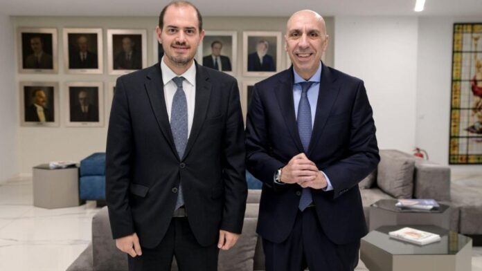 Συνάντηση Μπρατάκου-Κώτσηρα – Σταθερό και προβλέψιμο φορολογικό πλαίσιο για μια ανταγωνιστική οικονομία