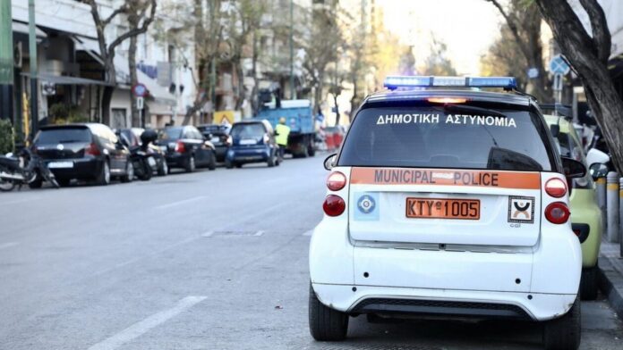 Χρέη για παράνομη στάθμευση: Οι δήμοι θα “αρπάζουν” απευθείας χρήματα από τους τραπεζικούς λογαριασμούς