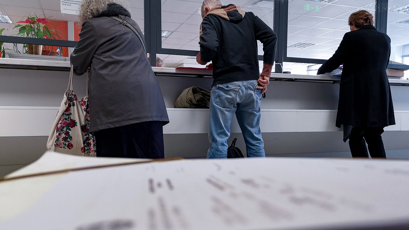 Μονιμότητα στο Δημόσιο: Πόσο «ακλόνητη» είναι τελικά η θέση των κρατικών υπαλλήλων στην Ευρώπη και τις ΗΠΑ;