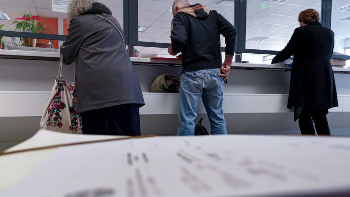 Μονιμότητα στο Δημόσιο: Πόσο «ακλόνητη» είναι τελικά η θέση των κρατικών υπαλλήλων στην Ευρώπη και τις ΗΠΑ;