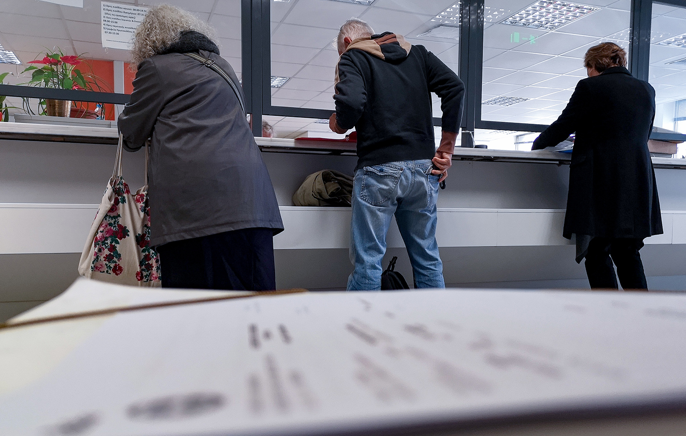 Μονιμότητα στο Δημόσιο: Πόσο «ακλόνητη» είναι τελικά η θέση των κρατικών υπαλλήλων στην Ευρώπη και τις ΗΠΑ;