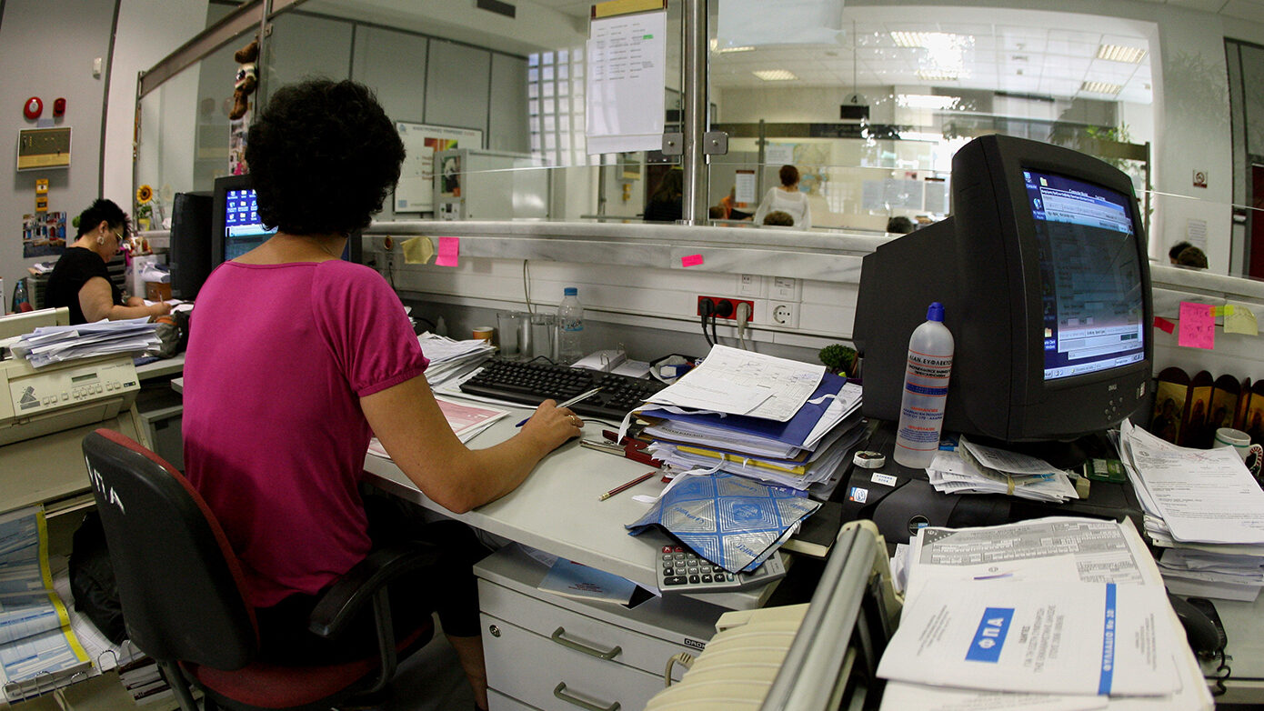 Στην κρίση του ΣτΕ η επιστροφή 13ου και 14ου μισθού στο Δημόσιο: Στις 6 Ιουνίου κρίνεται η υπόθεση