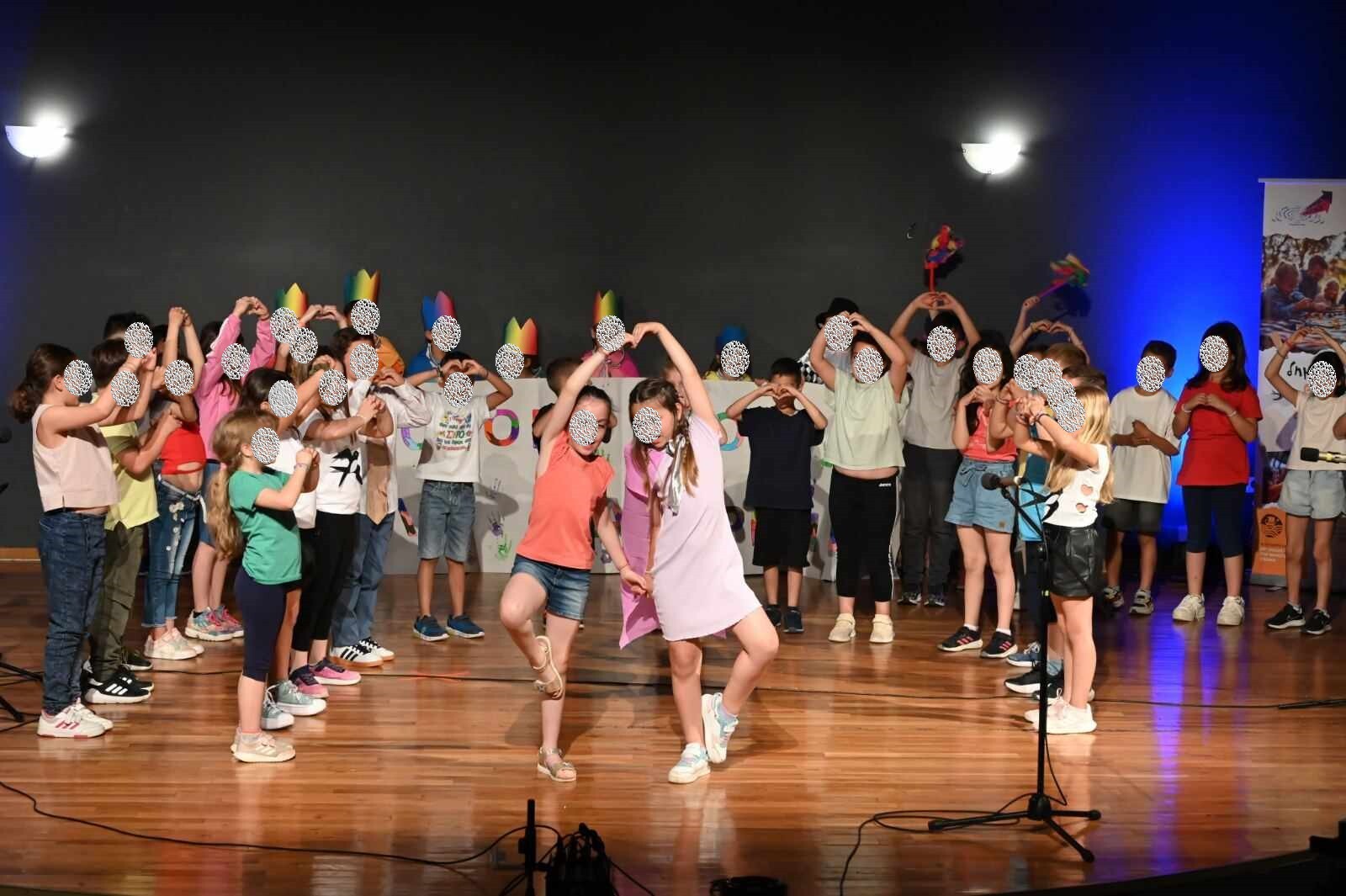 Συγκίνηση, ενθουσιασμός και όνειρα στη μαγευτική γιορτή του Δικτύου σχολικών μονάδων Αιγιαλείας