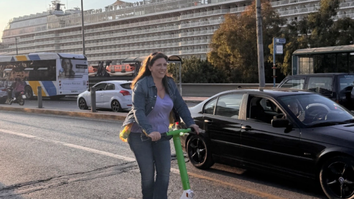Ξέγνοιαστη η Ζωή Κωνσταντοπούλου απολαμβάνει βόλτα με πατίνι παρέα με τον Διαμαντή Καραναστάση στον Πειραιά
