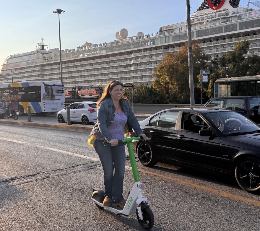 Ξέγνοιαστη η Ζωή Κωνσταντοπούλου απολαμβάνει βόλτα με πατίνι παρέα με τον Διαμαντή Καραναστάση στον Πειραιά
