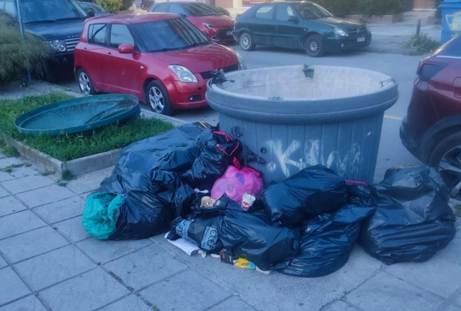 Δ. Καλαμαριάς: Μήνυση κατ` αγνώστων για βανδαλισμό υπόγειου κάδου