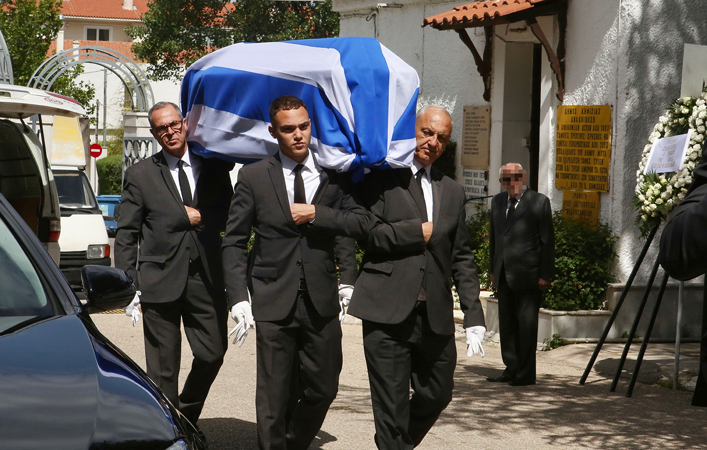 Τυλιγμένη με την ελληνική σημαία έφτασε στην Κηφισιά η σορός του Πέτρου Μολυβιάτη για το τελευταίο αντίο