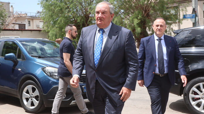 Ο επικήδειος του Κώστα Καραμανλή στην κηδεία του Πέτρου Μολυβιάτη: Απαράμιλλη η αφοσίωσή του στη διασφάλιση του εθνικού συμφέροντος