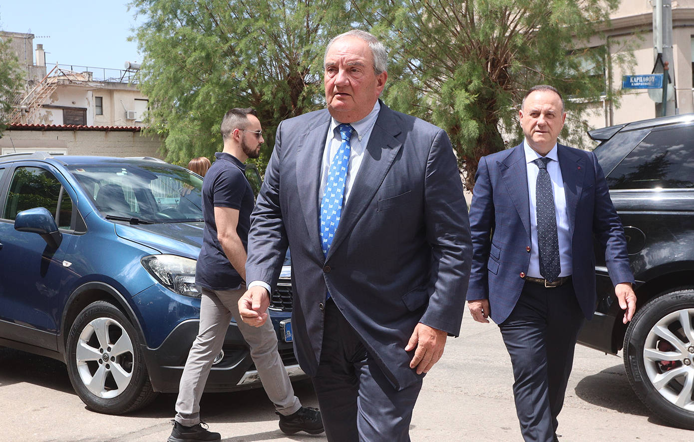 Ο επικήδειος του Κώστα Καραμανλή στην κηδεία του Πέτρου Μολυβιάτη: Απαράμιλλη η αφοσίωσή του στη διασφάλιση του εθνικού συμφέροντος