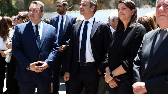 Παρουσία του πρωθυπουργού και σύσσωμης ηγεσίας του ΠΑΣΟΚ η κηδεία του Χρήστου Ροκόφυλλου