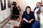 Τους θησαυρούς των Φθιώτιδων Θηβών εξερεύνησε η Λίνα Μενδώνη – Εγκαινίασε την έκθεση για τα 100 χρόνια ανασκαφών
