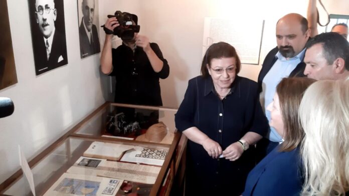 Τους θησαυρούς των Φθιώτιδων Θηβών εξερεύνησε η Λίνα Μενδώνη – Εγκαινίασε την έκθεση για τα 100 χρόνια ανασκαφών