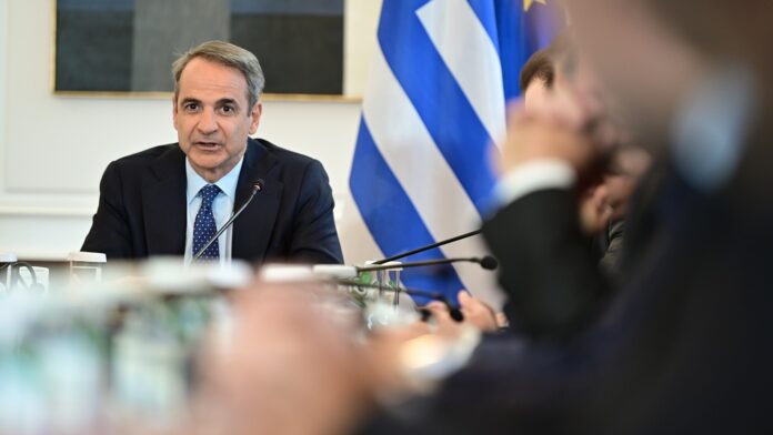 Γιατί πυροδότησε τώρα το ζήτημα άρσης μονιμότητας η κυβέρνηση