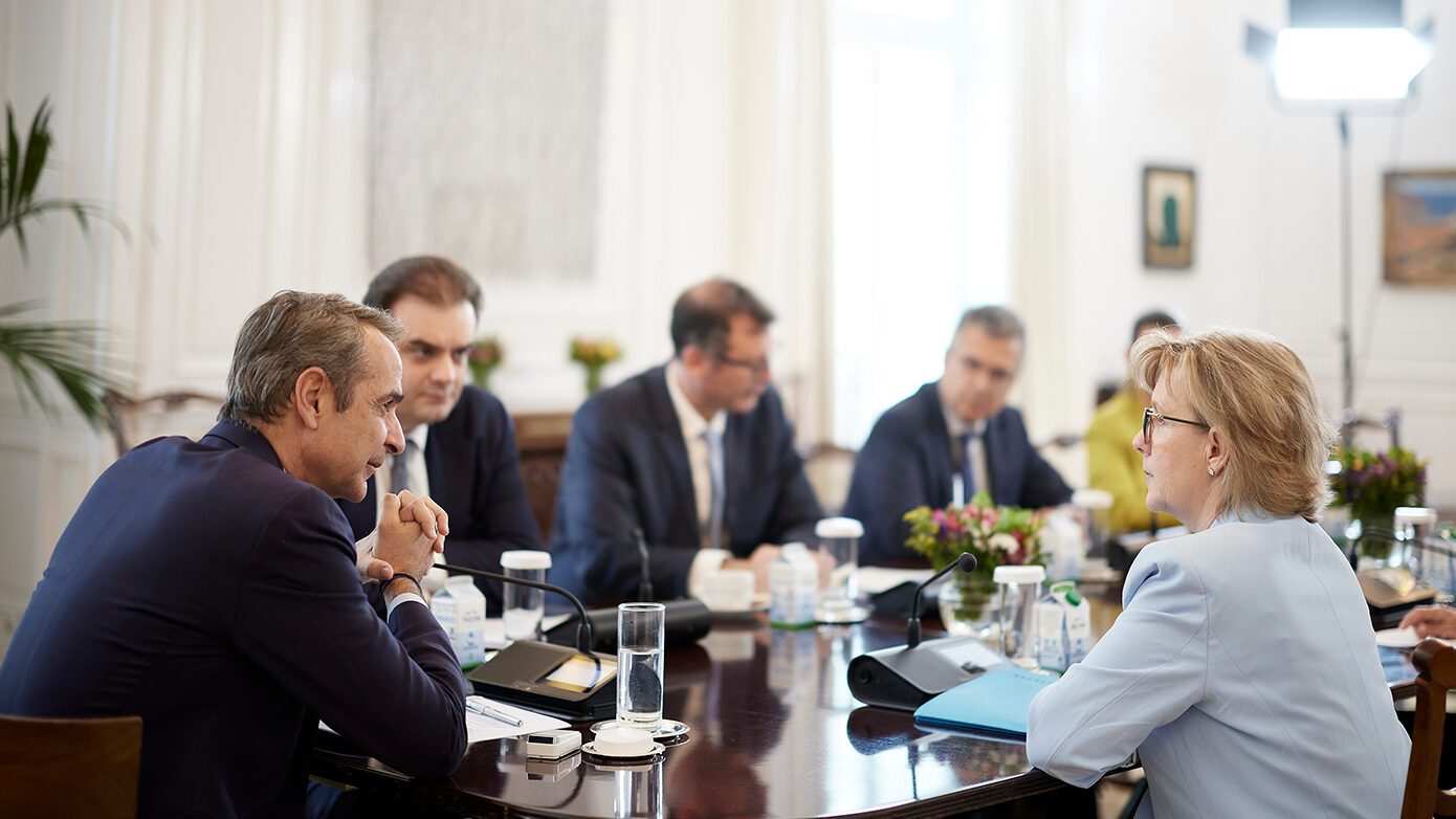 Συνάντηση Μητσοτάκη με την επίτροπο Χρηματοοικονομικών Υπηρεσιών της ΕΕ: «Βλέπω την ανάκαμψη της οικονομίας»