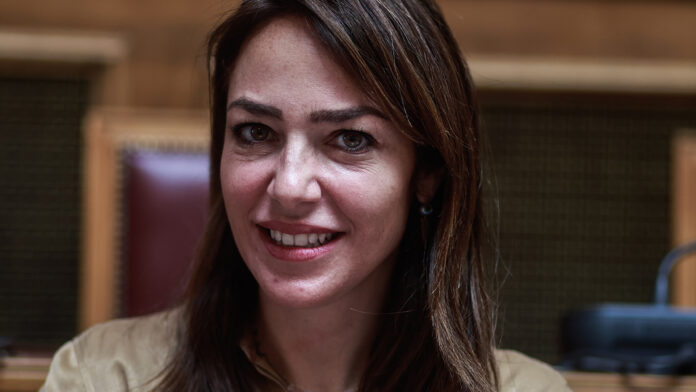 Μιχαηλίδου: Καταργούνται οι ηλικιακές διακρίσεις για άτομα με προβλήματα ακοής – Επίδομα επεκτείνεται στις ηλικίες 18 έως 65 ετών