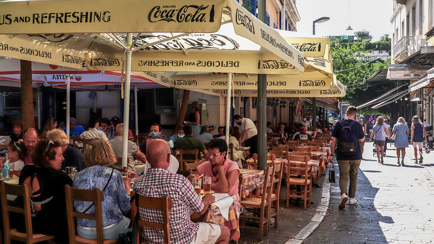 Η τουριστική περίοδος πυροδοτεί ανησυχίες έξαρσης παραβάσεων παρά την καθιέρωση της ψηφιακής κάρτας εργασίας