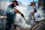 «Fake news η φημολογία για απαγόρευση ψησταριών στα πανηγύρια» – Καμία αλλαγή στις ρυθμίσεις διαβεβαιώνει η ΝΔ