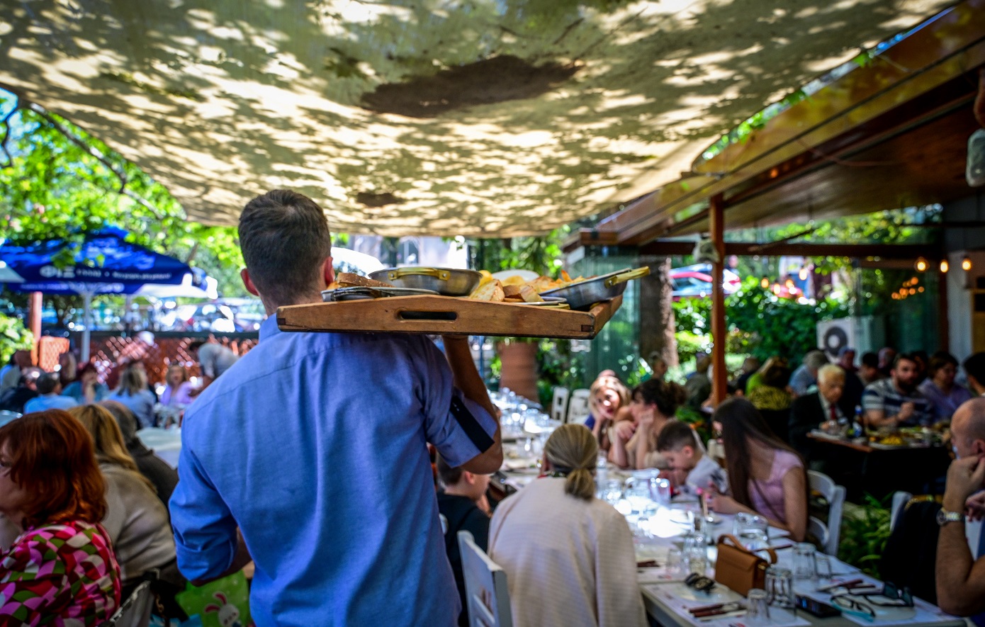 Οδηγός επιβίωσης για τη σεζόν: Όλη η αλήθεια για υπερωρίες και… αμφίβιους σερβιτόρους