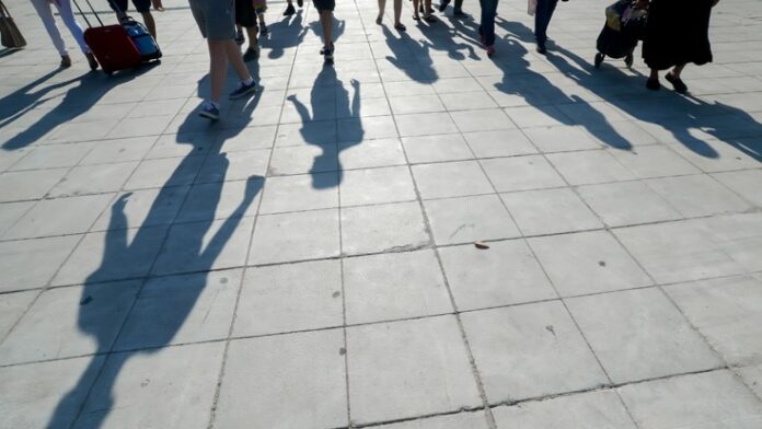 Θρίαμβος της κυβέρνησης για την κατρακύλα της ανεργίας στο 8,3% τον Απρίλιο: Το χαμηλότερο ποσοστό των 17 ετών