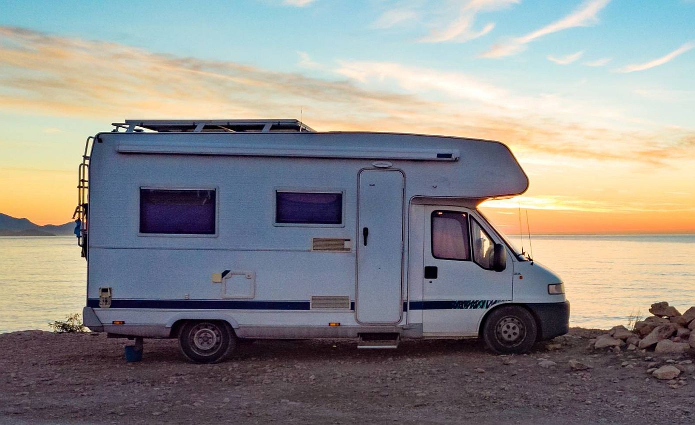 Υπουργείο Τουρισμού για τροχόσπιτα: Οριστικό τέλος στην αυθαίρετη κατάληψη δασών, παραλιών και μνημείων