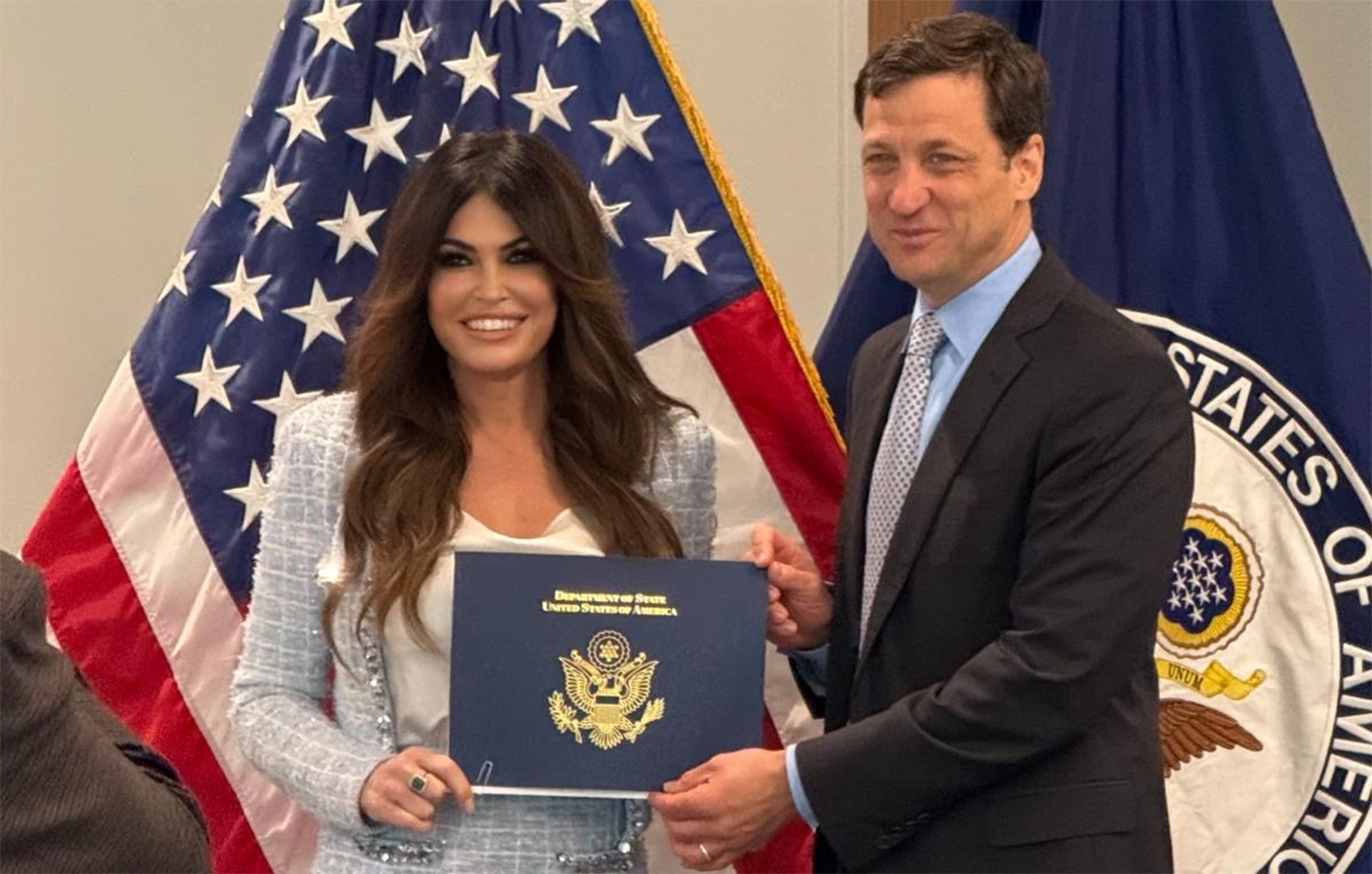 Αντίστροφη μέτρηση για την επίσκεψη της Κίμπερλι Γκίλφοϊλ στην Αθήνα – Ολοκλήρωσε με επιτυχία τη Σχολή των Πρέσβεων