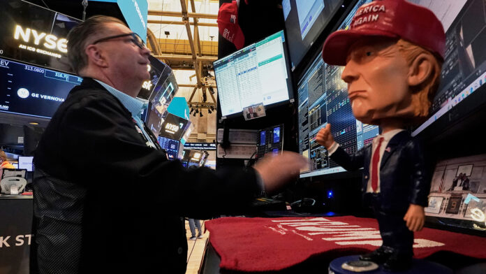 «Ο Τραμπ πάντα κοτεύει»: Η Wall Street χλευάζει τον πρώην πρόεδρο για τους δασμούς αλλά εκείνος εξοργίζεται