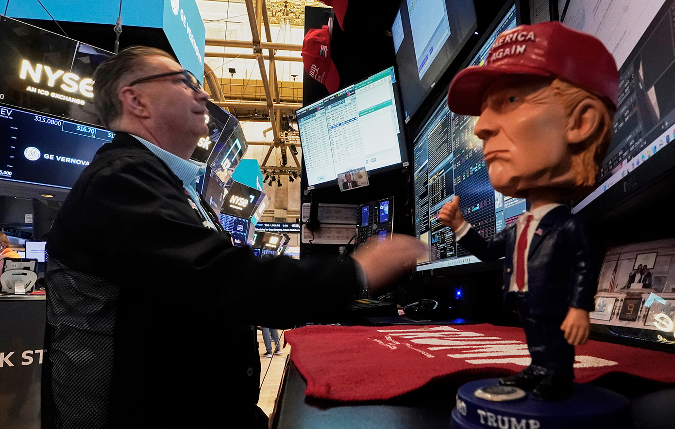 «Ο Τραμπ πάντα κοτεύει»: Η Wall Street χλευάζει τον πρώην πρόεδρο για τους δασμούς αλλά εκείνος εξοργίζεται