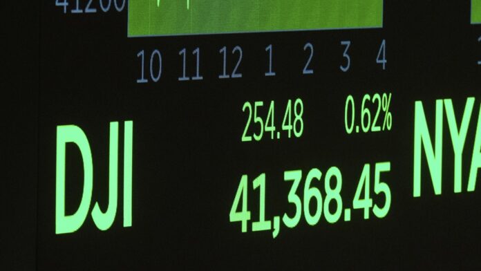 Άλμα ανόδου στη Wall Street μετά την εμπορική συμφωνία ΗΠΑ-Βρετανίας