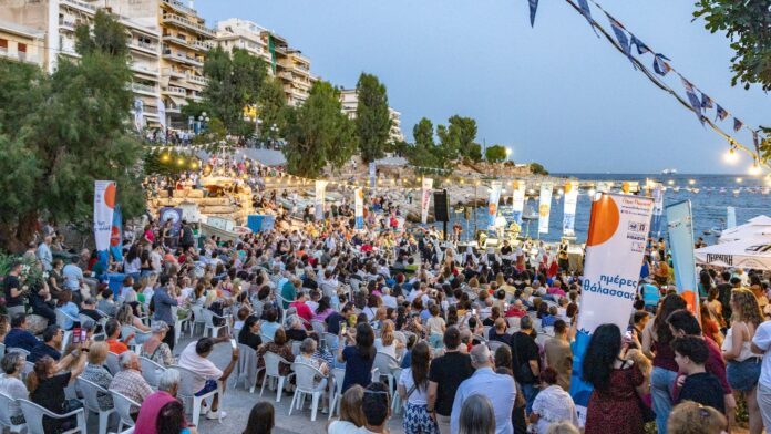 Πλήθος κόσμου κατέκλυσε την Πειραϊκή στο φαντασμαγορικό φινάλε των Ημερών Θάλασσας 2025