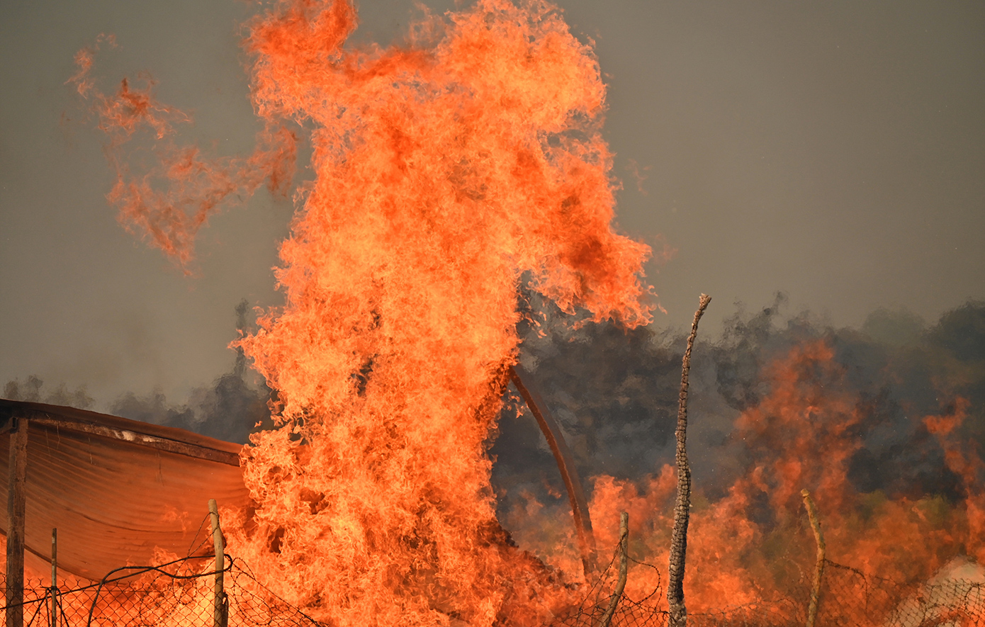 Φωτιά στην Παλαιά Φώκαια – Ήχησε το 112