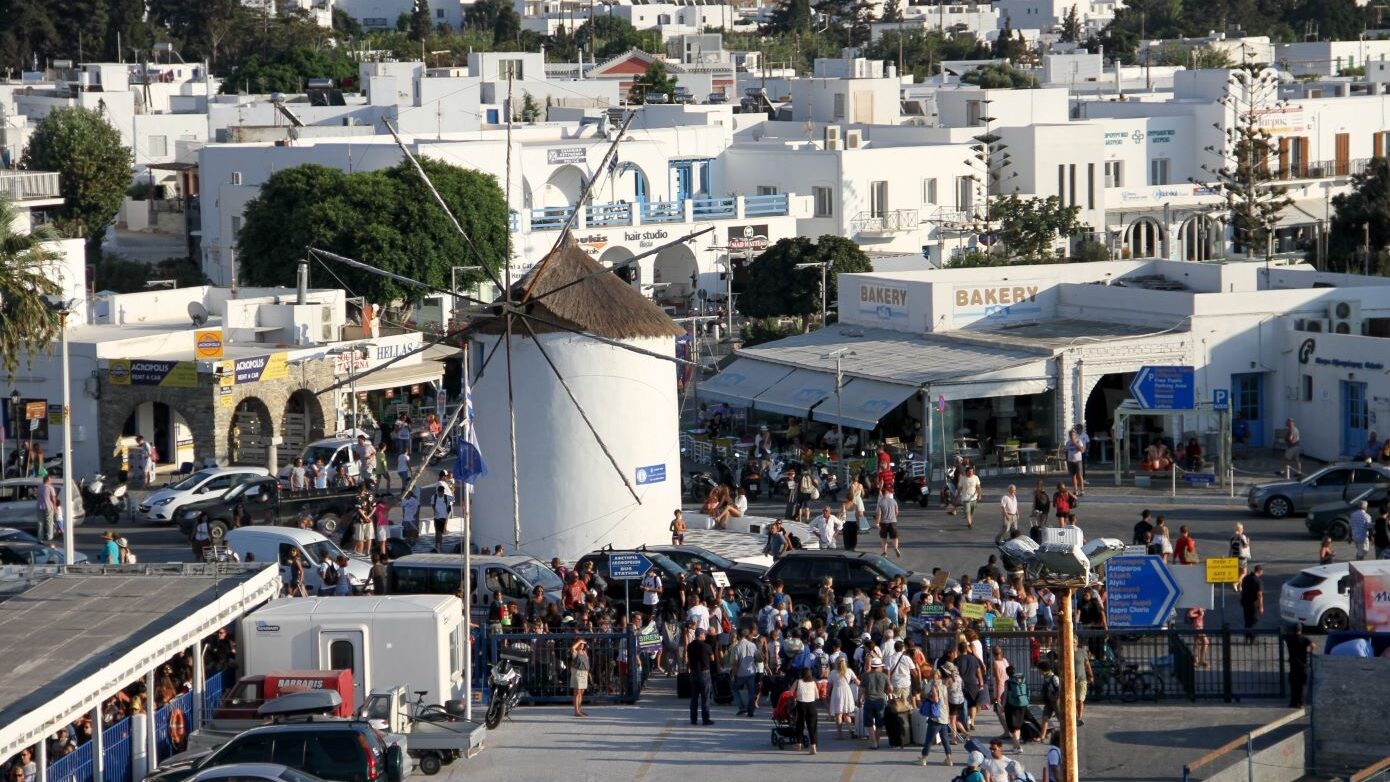 Επιβατηγό πλοίο συγκρούστηκε με την προβλήτα του λιμανιού της Πάρου – Απαγορεύθηκε ο απόπλους για έλεγχο