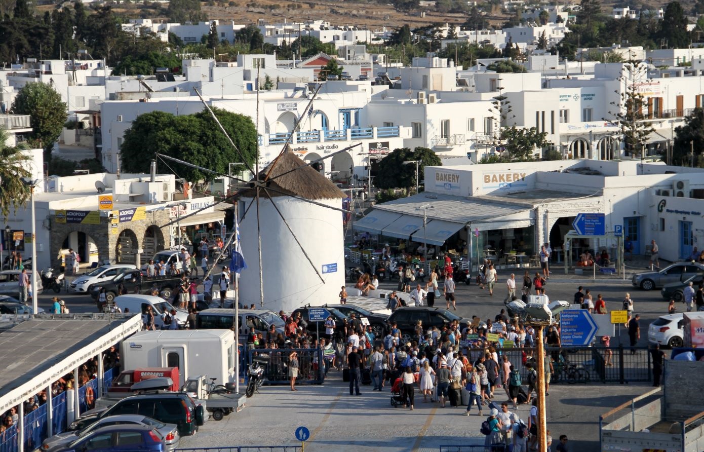 Επιβατηγό πλοίο συγκρούστηκε με την προβλήτα του λιμανιού της Πάρου – Απαγορεύθηκε ο απόπλους για έλεγχο